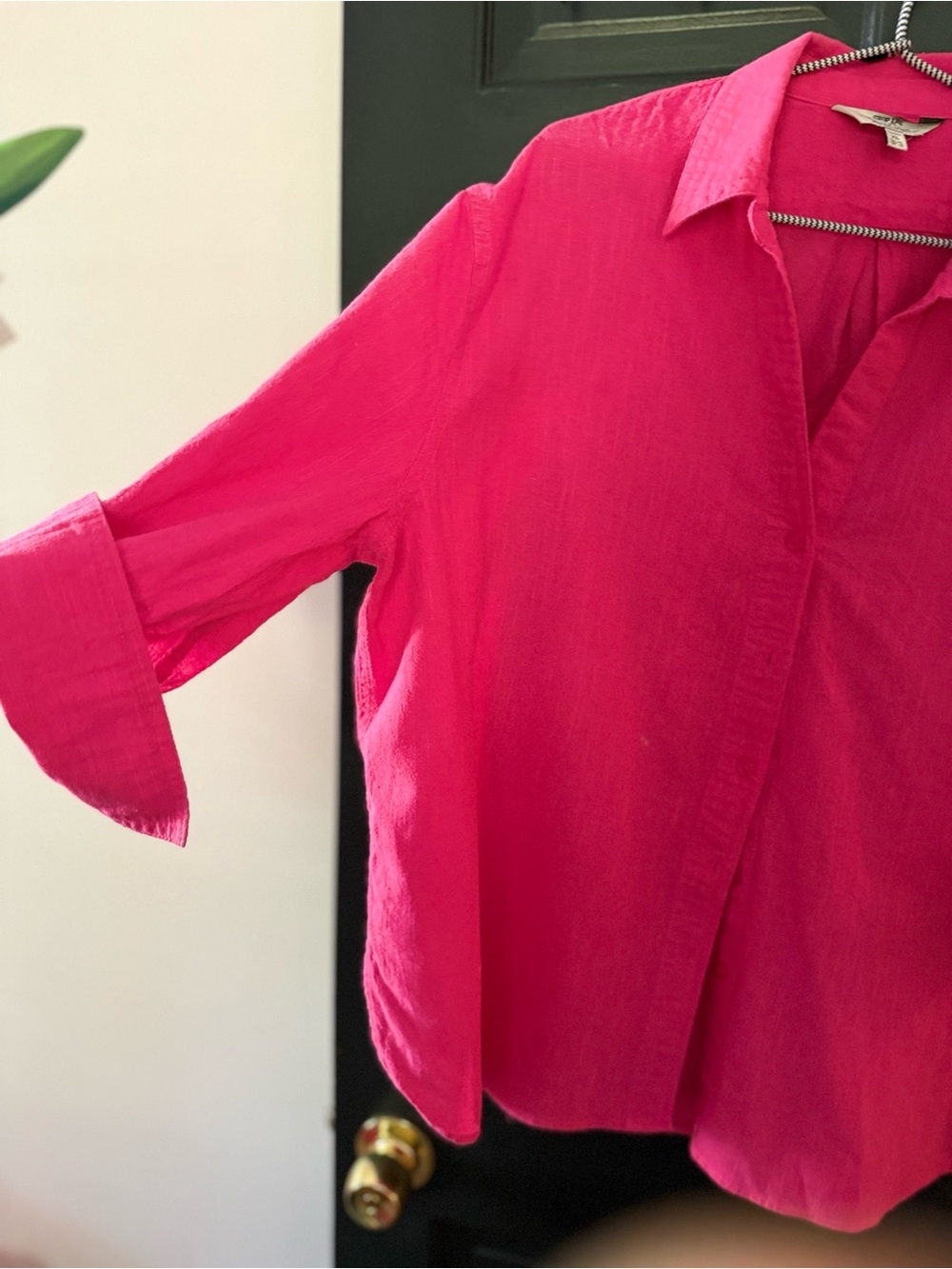Bright Pink Women's Button-Front Shirt - Unknown Brand from Portugal - Picture 2 of 7